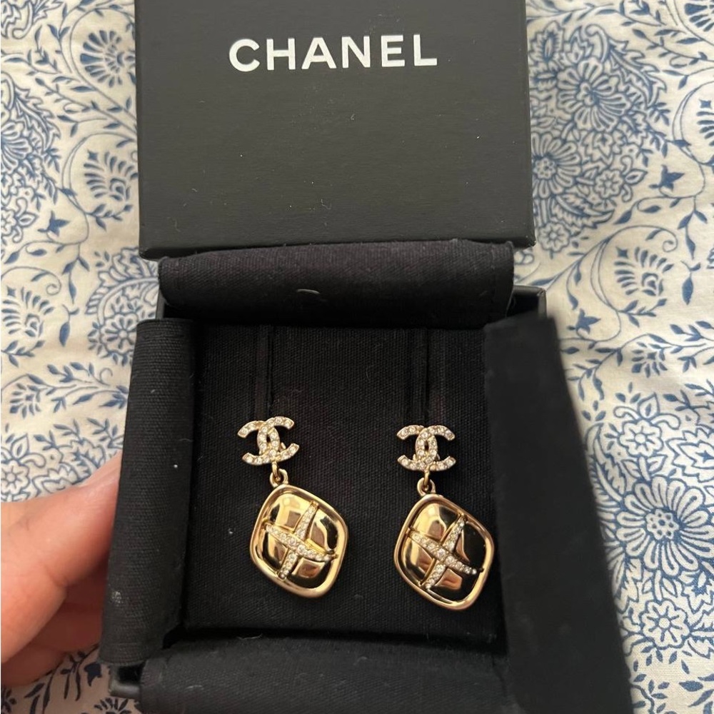 Chanel CC quilt Rhinestone mini drop earrings
